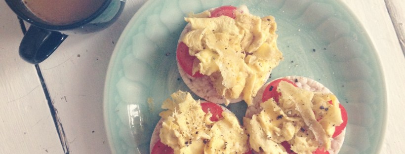 Rice cakes with eggs and tomato