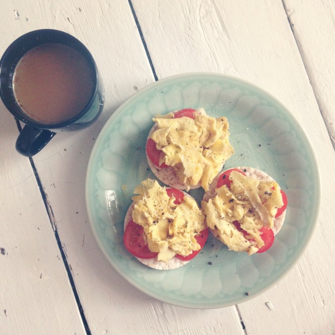 Rice cakes with eggs and tomato